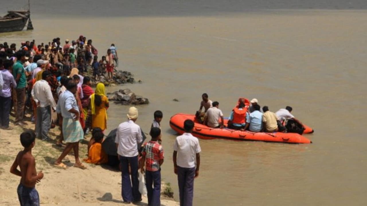 ডুবে গেল বালি পাথর বোঝাই দশটি লরি, নিখোঁজ ২২ মানিকচকে ভয়াবহ দুর্ঘটনার মুখে ট্রলার
