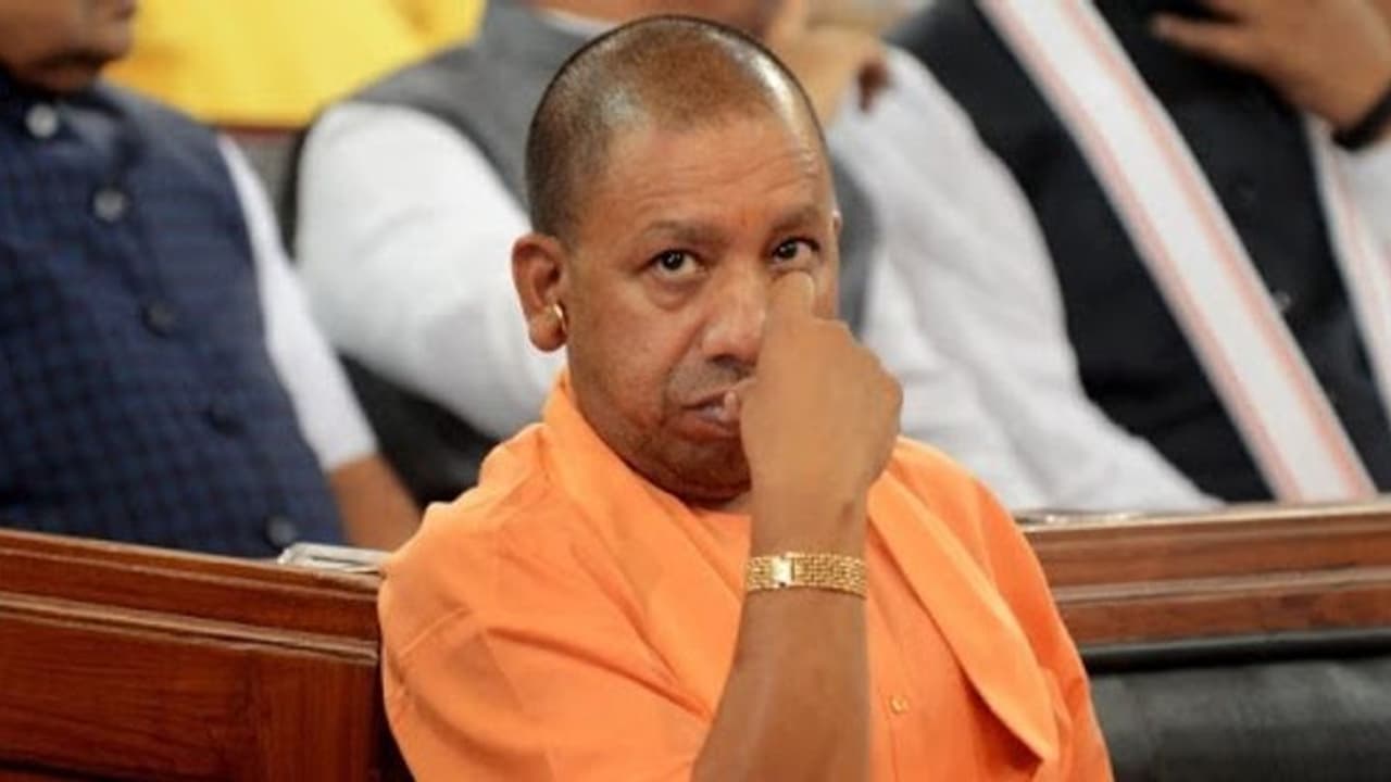 যোগীর বিরুদ্ধে গর্জে উঠলেন ১০৪জন প্রাক্তন আইএএস, লাভ জিহাদ আইন চালুর একমাসের মাথাতেই ধাক্কা যোগীর বিরুদ্ধে গর্জে উঠলেন ১০৪জন প্রাক্তন আইএএস, লাভ জিহাদ আইন চালুর একমাসের মাথাতেই ধাক্কা