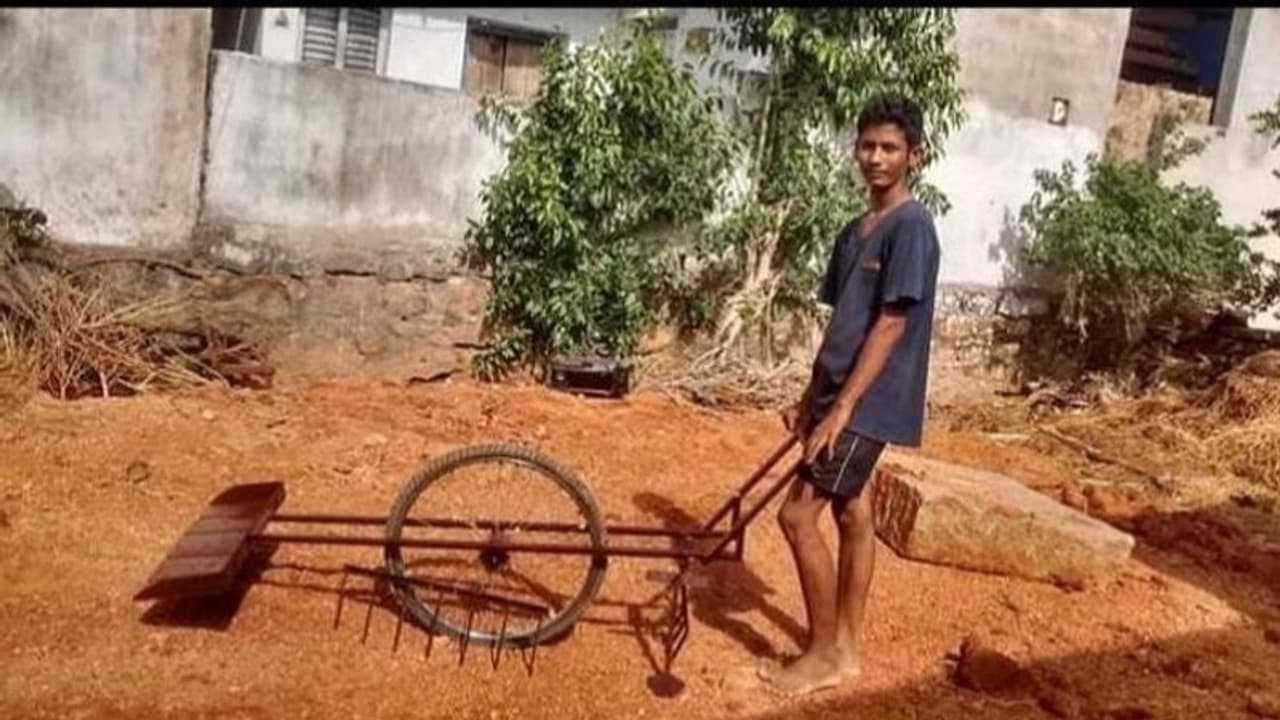 കർഷകരായ മാതാപിതാക്കളുടെ കഷ്ടപ്പാട് കണ്ടു; ജോലി എളുപ്പമാക്കാനുള്ള യന്ത്രം കണ്ടുപിടിച്ച് 17 കാരൻ കർഷകരായ മാതാപിതാക്കളുടെ കഷ്ടപ്പാട് കണ്ടു; ജോലി എളുപ്പമാക്കാനുള്ള യന്ത്രം കണ്ടുപിടിച്ച് 17 കാരൻ