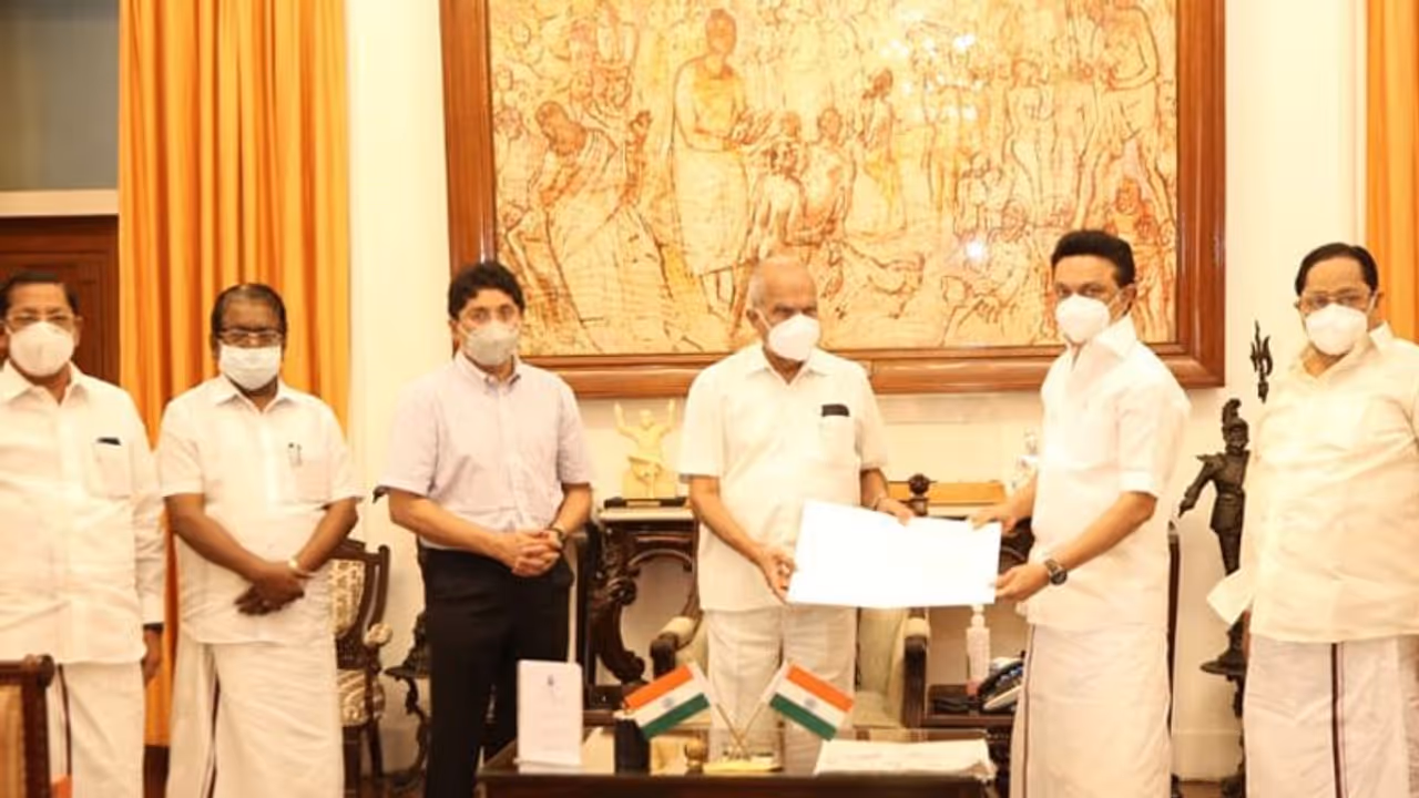 தமிழகத்தில் ஆட்சியமைக்க உரிமை கோரினார் மு.க ஸ்டாலின்.. ஆளுநரிடம் அமைச்சரவை பட்டியலையும் வழங்கினார்.!