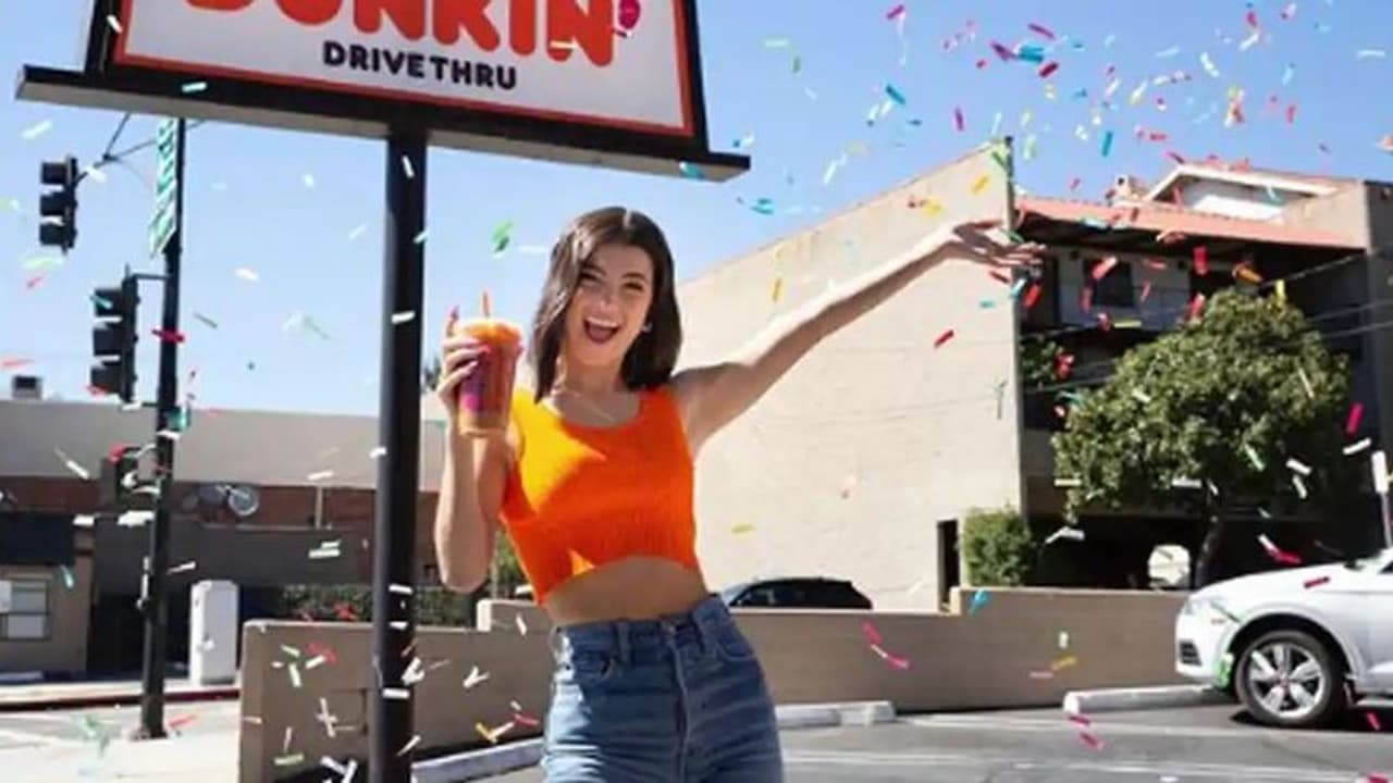 టిక్టాక్ సెన్సేషన్.. 10కోట్ల ఫాలోవర్స్తో అదరగొడుతున్న 16 ఏళ్ల అమ్మాయి.. టిక్టాక్ సెన్సేషన్.. 10కోట్ల ఫాలోవర్స్తో అదరగొడుతున్న 16 ఏళ్ల అమ్మాయి..