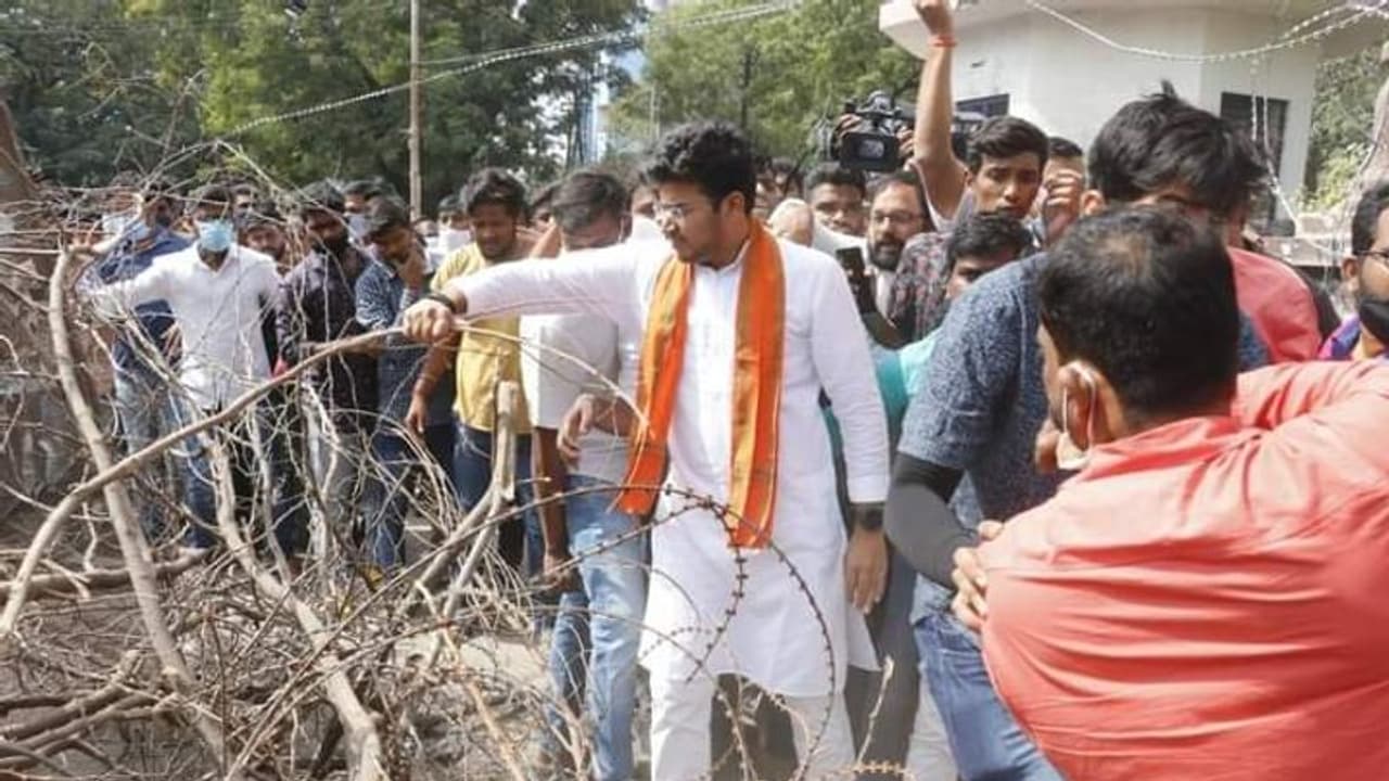 ఓయూ వద్ద ఉద్రిక్తత, కేసీఆర్ ఒక్కడి వల్లే తెలంగాణ రాలేదు: బీజేవైఎం జాతీయాధ్యక్షుడు తేజస్వి సూర్య ఓయూ వద్ద ఉద్రిక్తత, కేసీఆర్ ఒక్కడి వల్లే తెలంగాణ రాలేదు: బీజేవైఎం జాతీయాధ్యక్షుడు తేజస్వి సూర్య