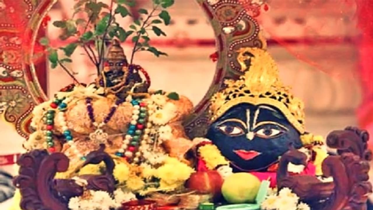 <p>ವೈಕುಂಠ ಏಕಾದಶಿಯನ್ನು 'ಮೋಕ್ಷದ ಏಕಾದಶಿ' ಎನ್ನುತ್ತಾರೆ.ಈ ದಿನ ಎಲ್ಲ ವಿಷ್ಣು ದೇವಾಲಯಗಳಲ್ಲಿ ವಿಶೇಷ ಪ್ರಾರ್ಥನೆ, ಯಜ್ಞ ಯಾಗಾದಿಗಳು ನಡೆಯುತ್ತದೆ. ಈ ದಿನ ಎಲ್ಲ ದೇವಾಲಯಗಳಲ್ಲಿ ವೈಕುಂಠದ ದ್ವಾರದ ರಚನೆಯನ್ನು ಮಾಡಿ ತೆರೆಯುತ್ತಾರೆ.ಈ ದಿನ ತೀರಿಕೊಂಡವರಿಗೆ ಸ್ವರ್ಗ ಪ್ರಾಪ್ತಿಯಾಗುತ್ತದೆ ಎನ್ನುತ್ತಾರೆ.&nbsp;</p>
