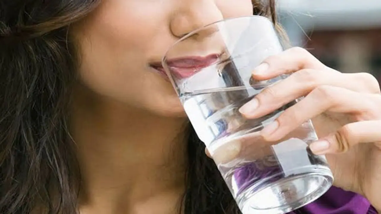 শরীর ভালো রাখতে রোজ খান ঈষদুষ্ণ জল, ফল পাবেন হাতেনাতে শরীর ভালো রাখতে রোজ খান ঈষদুষ্ণ জল, ফল পাবেন হাতেনাতে