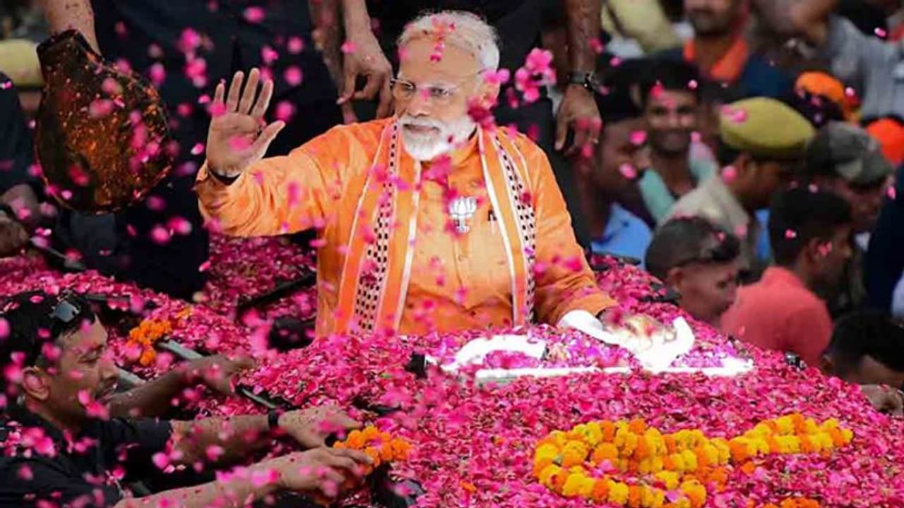 कम नहीं हुआ पीएम मोदी का जादू, सोशल मीडिया पर ट्रेंड्स के मामले में हैं टॉप पर, जानिए कौन है नंबर दो पर कम नहीं हुआ पीएम मोदी का जादू, सोशल मीडिया पर ट्रेंड्स के मामले में हैं टॉप पर, जानिए कौन है नंबर दो पर