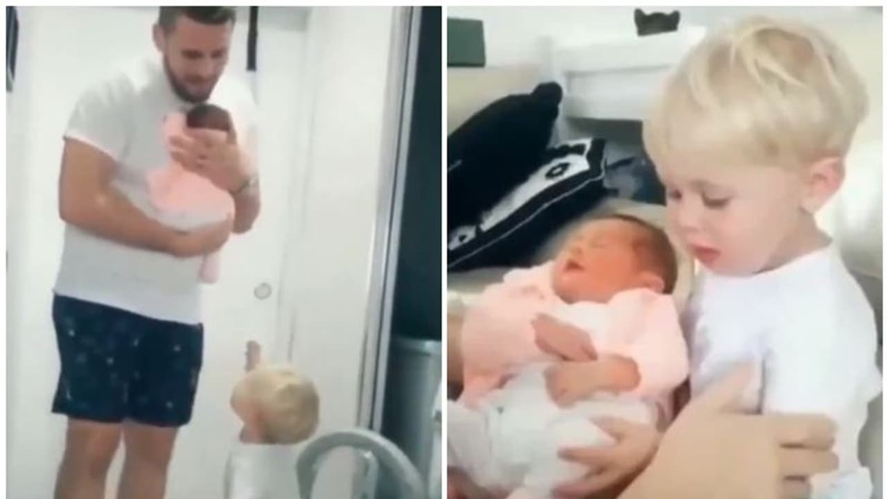 'കുഞ്ഞനുജത്തിയെ ഞാനൊന്ന് എടുത്തോട്ടെ അച്ഛാ...'; കുഞ്ഞുപെങ്ങളെ എടുക്കാനുള്ള സഹോദരന്റെ ആവേശം, വീഡിയോ കാണാം 'കുഞ്ഞനുജത്തിയെ ഞാനൊന്ന് എടുത്തോട്ടെ അച്ഛാ...'; കുഞ്ഞുപെങ്ങളെ എടുക്കാനുള്ള സഹോദരന്റെ ആവേശം, വീഡിയോ കാണാം