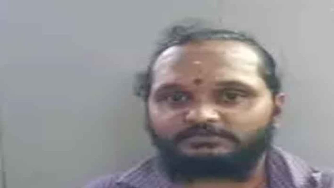 பெண்கள் முன்னால் பேண்ட் ஜிப்பை அவிழ்த்து அந்தரங்க உறுப்பை காட்டிய கோயில் பூசாரி... அலேக்கா தூக்கிய போலீஸ்..! பெண்கள் முன்னால் பேண்ட் ஜிப்பை அவிழ்த்து அந்தரங்க உறுப்பை காட்டிய கோயில் பூசாரி... அலேக்கா தூக்கிய போலீஸ்..!