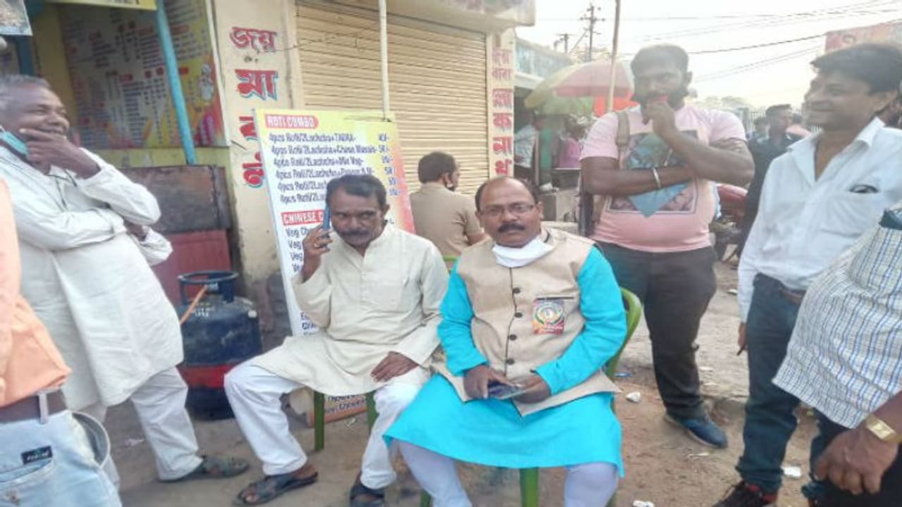 শুভেন্দুর সঙ্গে একমঞ্চে থাকার 'খেসারত',এবার দলীয় কোপে পড়লেন পুরুলিয়ার প্রাক্তন সভাধিপতি শুভেন্দুর সঙ্গে একমঞ্চে থাকার 'খেসারত',এবার দলীয় কোপে পড়লেন পুরুলিয়ার প্রাক্তন সভাধিপতি