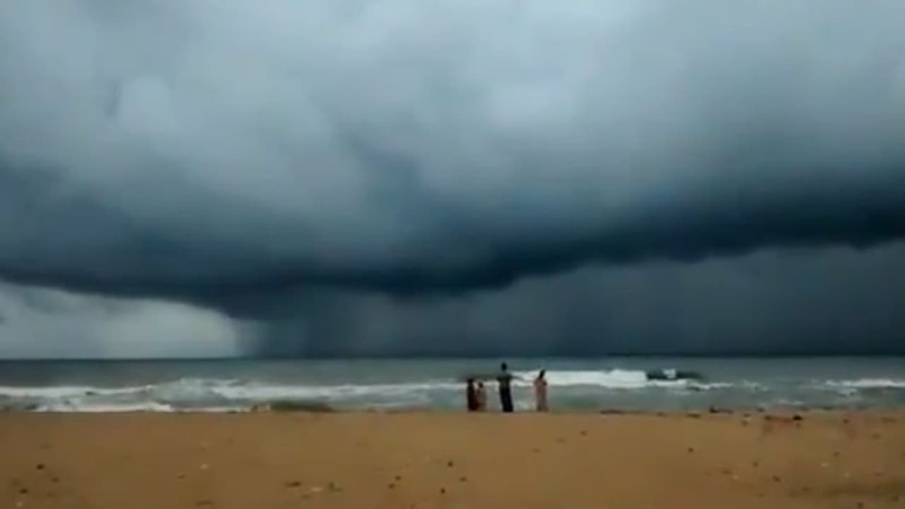 গতি বাড়িয়ে সমতলের দিকে ধেয়ে আসছে ঘূর্ণিঝড় নিভার, তার আগেই শুরু হয়েছে প্রকৃতির তাণ্ডব গতি বাড়িয়ে সমতলের দিকে ধেয়ে আসছে ঘূর্ণিঝড় নিভার, তার আগেই শুরু হয়েছে প্রকৃতির তাণ্ডব