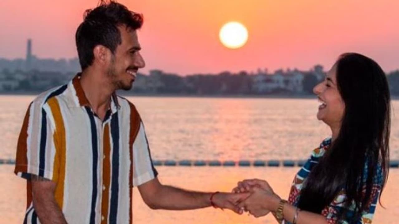 ফের রোমান্টিক মুহূর্তে ধরা দিলেন চাহল ধনশ্রী জুটি, নিমিষে ভাইরাল ছবি ফের রোমান্টিক মুহূর্তে ধরা দিলেন চাহল ধনশ্রী জুটি, নিমিষে ভাইরাল ছবি