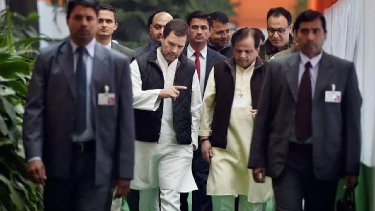 अहमद पटेल निधन: सोनिया ने कहा, एक वफादार सहयोगी, दोस्त खो दिया, राहुल ने कहा पार्टी के स्तंम्भ थे अहमद पटेल निधन: सोनिया ने कहा, एक वफादार सहयोगी, दोस्त खो दिया, राहुल ने कहा पार्टी के स्तंम्भ थे