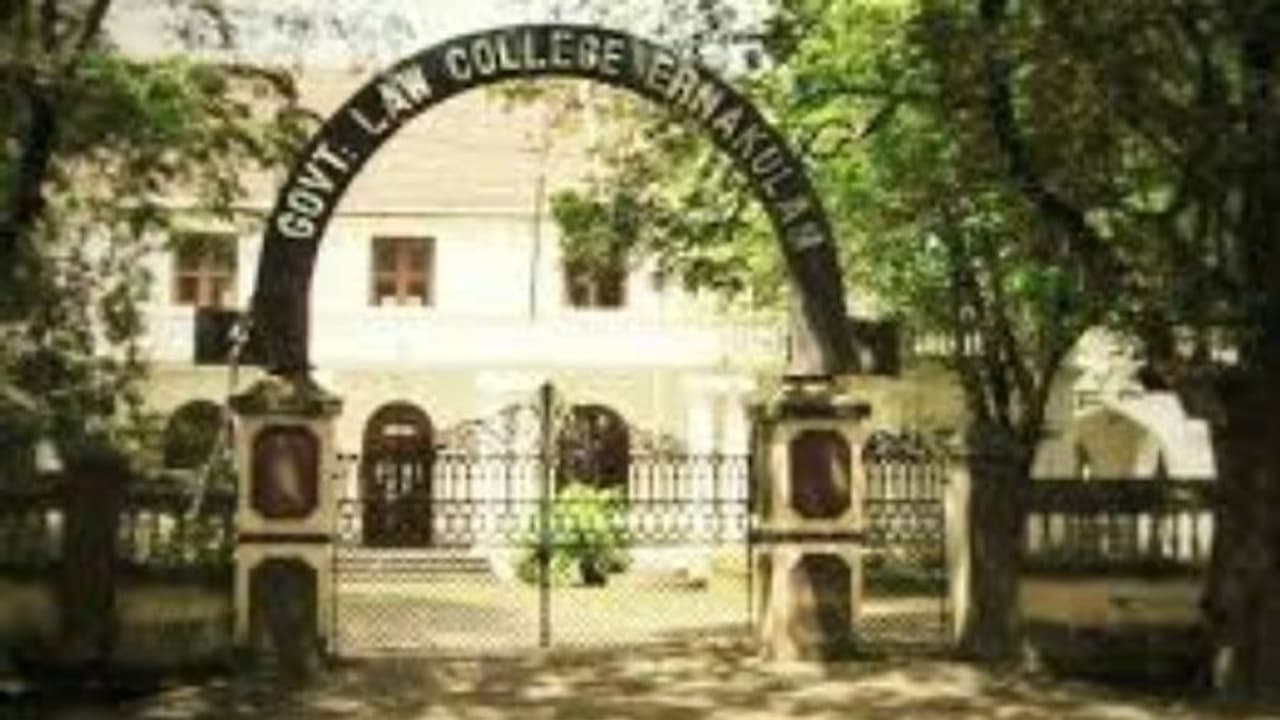 എറണാകുളം ലോ കോളേജിൽ അഡ്മിഷനെ ചൊല്ലി തർക്കം, പ്രതിഷേധവുമായി വിദ്യാർത്ഥികൾ എറണാകുളം ലോ കോളേജിൽ അഡ്മിഷനെ ചൊല്ലി തർക്കം, പ്രതിഷേധവുമായി വിദ്യാർത്ഥികൾ