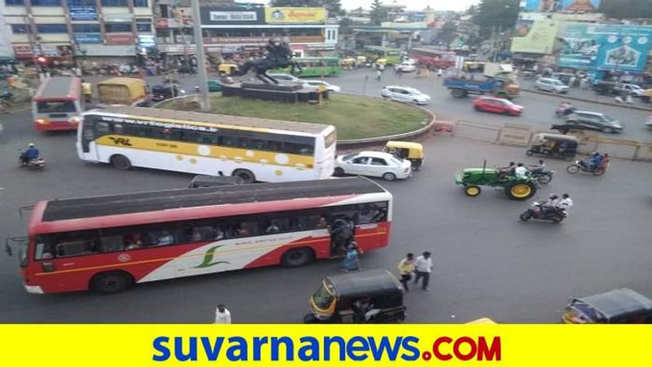 ಹುಬ್ಬಳ್ಳಿ ಧಾರವಾಡ ಅವಳಿನಗರದಲ್ಲಿ ಪಾರ್ಕಿಂಗ್ ಪರದಾಟ! ಹುಬ್ಬಳ್ಳಿ ಧಾರವಾಡ ಅವಳಿನಗರದಲ್ಲಿ ಪಾರ್ಕಿಂಗ್ ಪರದಾಟ!