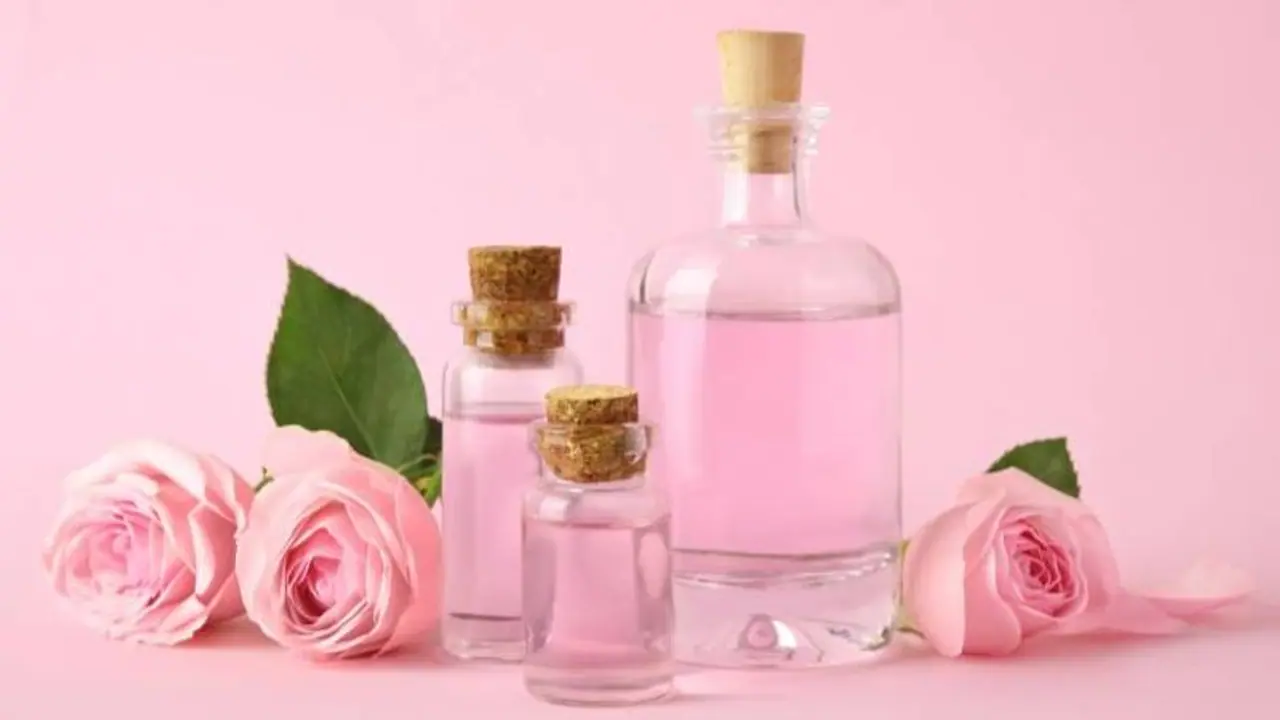 റോസ് വാട്ടർ മുഖത്ത് ഉപയോഗിച്ചാലുള്ള ഗുണങ്ങൾ