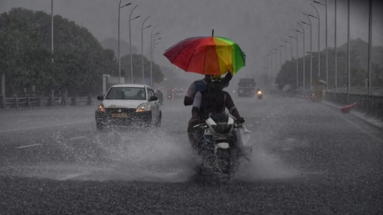 আজ ফের আদ্রতা চড়ে অস্বস্তি শহরে, ঝাপিয়ে বৃষ্টিতে ভ্য়াপসা গরম থেকে মিলতে পারে মুক্তি