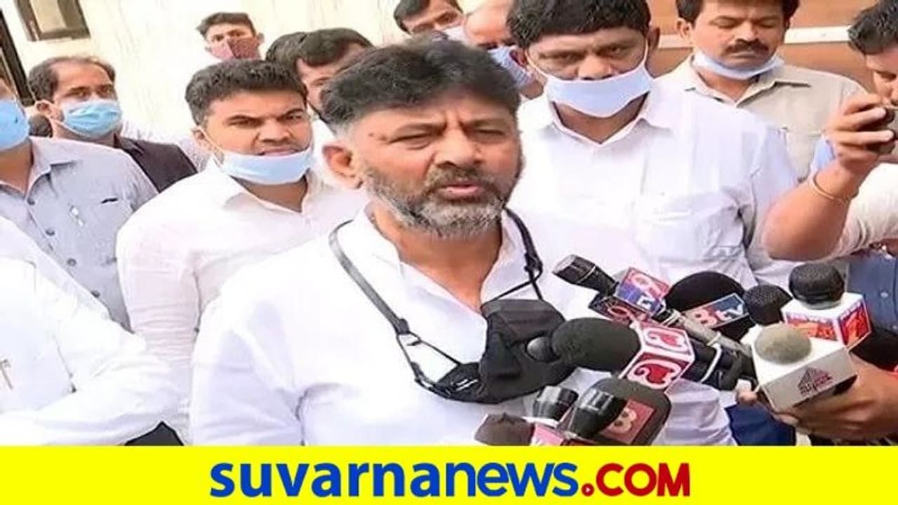 ಸಿಬಿಐ ಕಚೇರಿಗೆ ತೆರಳುವ ಮುನ್ನ ಅಜ್ಜಯ್ಯನ ದರ್ಶನ ಪಡೆದ ಡಿಕೆಶಿ ಸಿಬಿಐ ಕಚೇರಿಗೆ ತೆರಳುವ ಮುನ್ನ ಅಜ್ಜಯ್ಯನ ದರ್ಶನ ಪಡೆದ ಡಿಕೆಶಿ