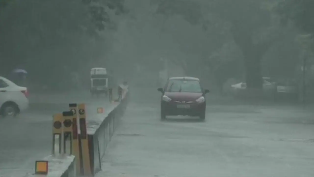 இந்த 3 மாவட்டங்களில் வெளுத்து வாங்கப்போகும் கனமழை... வானிலை மையம் எச்சரிக்கை...! இந்த 3 மாவட்டங்களில் வெளுத்து வாங்கப்போகும் கனமழை... வானிலை மையம் எச்சரிக்கை...!