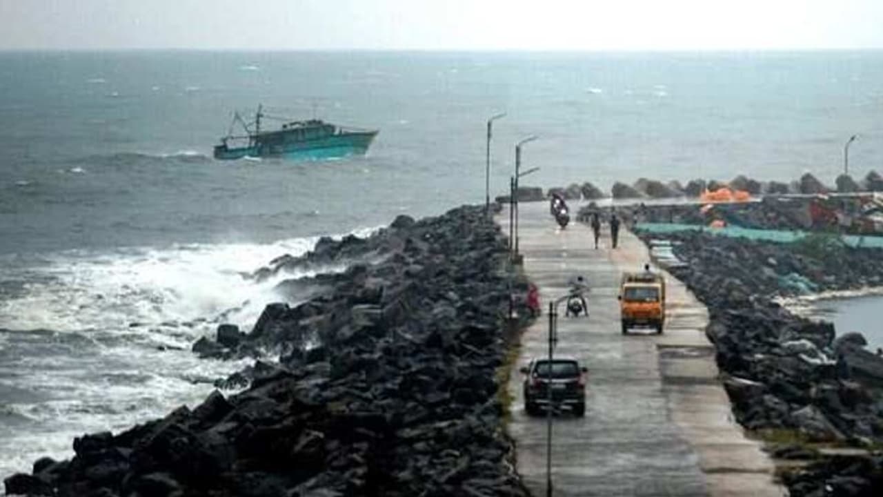 Chennai Flood: அப்பாடா… கரை கடந்தது காற்றழுத்த தாழ்வு மண்டலம்… வானிலை மையம் ஹேப்பி தகவல்