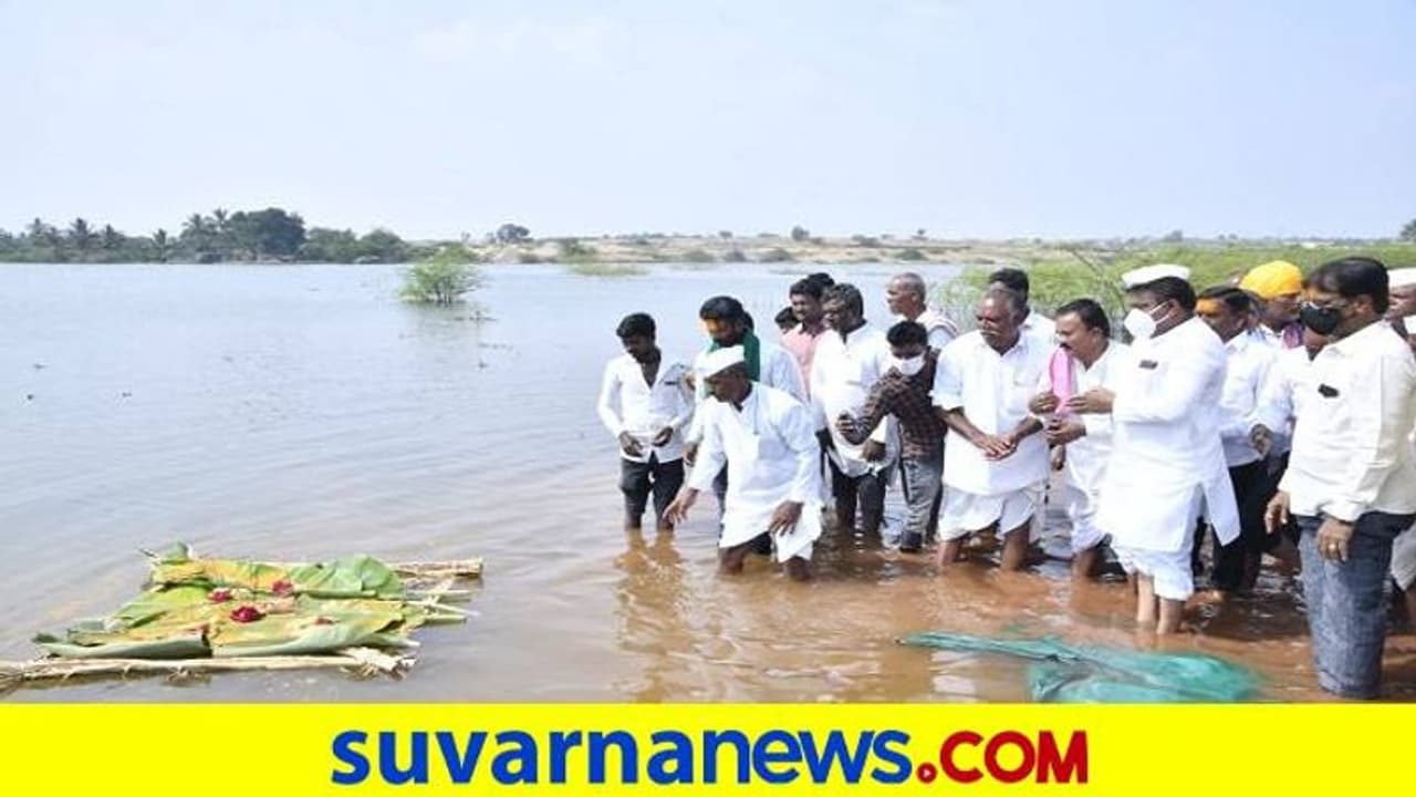 <p>ಬಬಲೇಶ್ವರ ತಾಲೂಕಿನ ನಿಡೋಣಿ ಗ್ರಾಮದಲ್ಲಿ ಮಂಗಳವಾರ ದೊಡ್ಡ ಕೆರೆಗೆ ಬಾಗಿನ ಅರ್ಪಿಸಿ, ಸರ್ಕಾರಿ ಉರ್ದು ಶಾಲಾ ಕಟ್ಟಡ ಉದ್ಘಾಟಿಸಿ ಅವರು ಮಾತನಾಡಿದರು. ನನ್ನ ತಂದೆ ಬಿ.ಎಂ. ಪಾಟೀಲರು ಹಾಗೂ ಸಿದ್ದೇಶ್ವರ ಶ್ರೀಗಳ ಆಶೀರ್ವಾದದಿಂದ, ಸಿದ್ದರಾಮಯ್ಯನವರ ಸರ್ಕಾರದಲ್ಲಿ ಜಲಸಂಪನ್ಮೂಲ ಸಚಿವನಾಗಿ 5 ವರ್ಷಗಳ ಕಾಲ ಹಗಲು ರಾತ್ರಿ ಕಾರ್ಯ ಮಾಡಿ, ಜಿಲ್ಲೆಯನ್ನು ಸಂಪೂರ್ಣವಾಗಿ ನೀರಾವರಿಗೆ ಒಳಪಡಿಸಿದ್ದೇನೆ. ಜಿಲ್ಲೆಯ ಬರದ, ಹಿಂದುಳಿದ ಹಣೆಪಟ್ಟಿಯನ್ನು ತೆಗೆದು ಹಾಕಿ, ಸಂಪದ್ಭರಿತ ಜಿಲ್ಲೆಯನ್ನಾಗಿ ಪರಿವರ್ತಿಸಿದ್ದೇನೆ. ಇದೀಗ ಜಲಕ್ರಾಂತಿಯ ನಂತರ ಕ್ಷೀರಕ್ರಾಂತಿಗೆ ನಾನು ಒತ್ತು ನೀಡಿದ್ದೇನೆ ಎಂದ ಮಾಜಿ ಸಚಿವ ಪಾಟೀಲ</p>
<p>ಬಬಲೇಶ್ವರ ತಾಲೂಕಿನ ನಿಡೋಣಿ ಗ್ರಾಮದಲ್ಲಿ ಮಂಗಳವಾರ ದೊಡ್ಡ ಕೆರೆಗೆ ಬಾಗಿನ ಅರ್ಪಿಸಿ, ಸರ್ಕಾರಿ ಉರ್ದು ಶಾಲಾ ಕಟ್ಟಡ ಉದ್ಘಾಟಿಸಿ ಅವರು ಮಾತನಾಡಿದರು. ನನ್ನ ತಂದೆ ಬಿ.ಎಂ. ಪಾಟೀಲರು ಹಾಗೂ ಸಿದ್ದೇಶ್ವರ ಶ್ರೀಗಳ ಆಶೀರ್ವಾದದಿಂದ, ಸಿದ್ದರಾಮಯ್ಯನವರ ಸರ್ಕಾರದಲ್ಲಿ ಜಲಸಂಪನ್ಮೂಲ ಸಚಿವನಾಗಿ 5 ವರ್ಷಗಳ ಕಾಲ ಹಗಲು ರಾತ್ರಿ ಕಾರ್ಯ ಮಾಡಿ, ಜಿಲ್ಲೆಯನ್ನು ಸಂಪೂರ್ಣವಾಗಿ ನೀರಾವರಿಗೆ ಒಳಪಡಿಸಿದ್ದೇನೆ. ಜಿಲ್ಲೆಯ ಬರದ, ಹಿಂದುಳಿದ ಹಣೆಪಟ್ಟಿಯನ್ನು ತೆಗೆದು ಹಾಕಿ, ಸಂಪದ್ಭರಿತ ಜಿಲ್ಲೆಯನ್ನಾಗಿ ಪರಿವರ್ತಿಸಿದ್ದೇನೆ. ಇದೀಗ ಜಲಕ್ರಾಂತಿಯ ನಂತರ ಕ್ಷೀರಕ್ರಾಂತಿಗೆ ನಾನು ಒತ್ತು ನೀಡಿದ್ದೇನೆ ಎಂದ ಮಾಜಿ ಸಚಿವ ಪಾಟೀಲ</p>