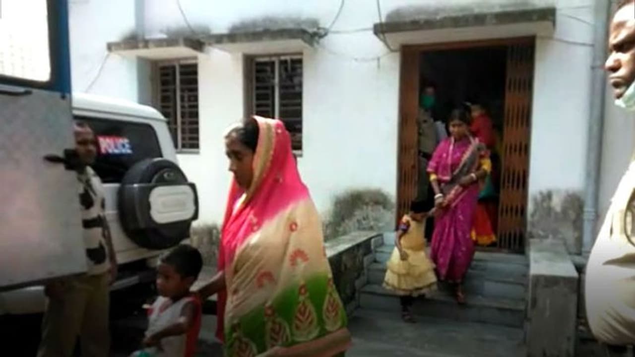 অন্ধকারে কাঁটাতার পেরিয়ে অনুপ্রবেশের চেষ্টা, সীমান্তে গ্রেফতার শিশু সহ ২১ জন মহিলা অন্ধকারে কাঁটাতার পেরিয়ে অনুপ্রবেশের চেষ্টা, সীমান্তে গ্রেফতার শিশু সহ ২১ জন মহিলা