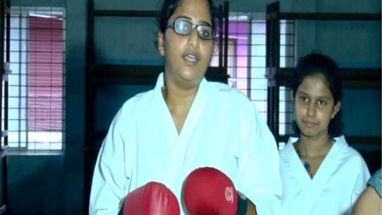 ഈ സ്ഥാനാർത്ഥി കരാട്ടെ ബ്ലാക്ക് ബെൽട്ടാണ്, പ്രചരണത്തിനിടയിലും പരിശീലനം മുടക്കാതെ റീനു ജെഫീൻ ഈ സ്ഥാനാർത്ഥി കരാട്ടെ ബ്ലാക്ക് ബെൽട്ടാണ്, പ്രചരണത്തിനിടയിലും പരിശീലനം മുടക്കാതെ റീനു ജെഫീൻ