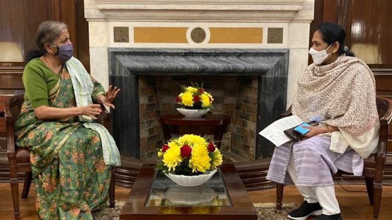 ಕೇಂದ್ರ ಹಣಕಾಸು ಸಚಿವರನ್ನ ಭೇಟಿಯಾದ ಸಂಸದೆ ಶೋಭಾ ಕರಂದ್ಲಾಜೆ ಕೇಂದ್ರ ಹಣಕಾಸು ಸಚಿವರನ್ನ ಭೇಟಿಯಾದ ಸಂಸದೆ ಶೋಭಾ ಕರಂದ್ಲಾಜೆ