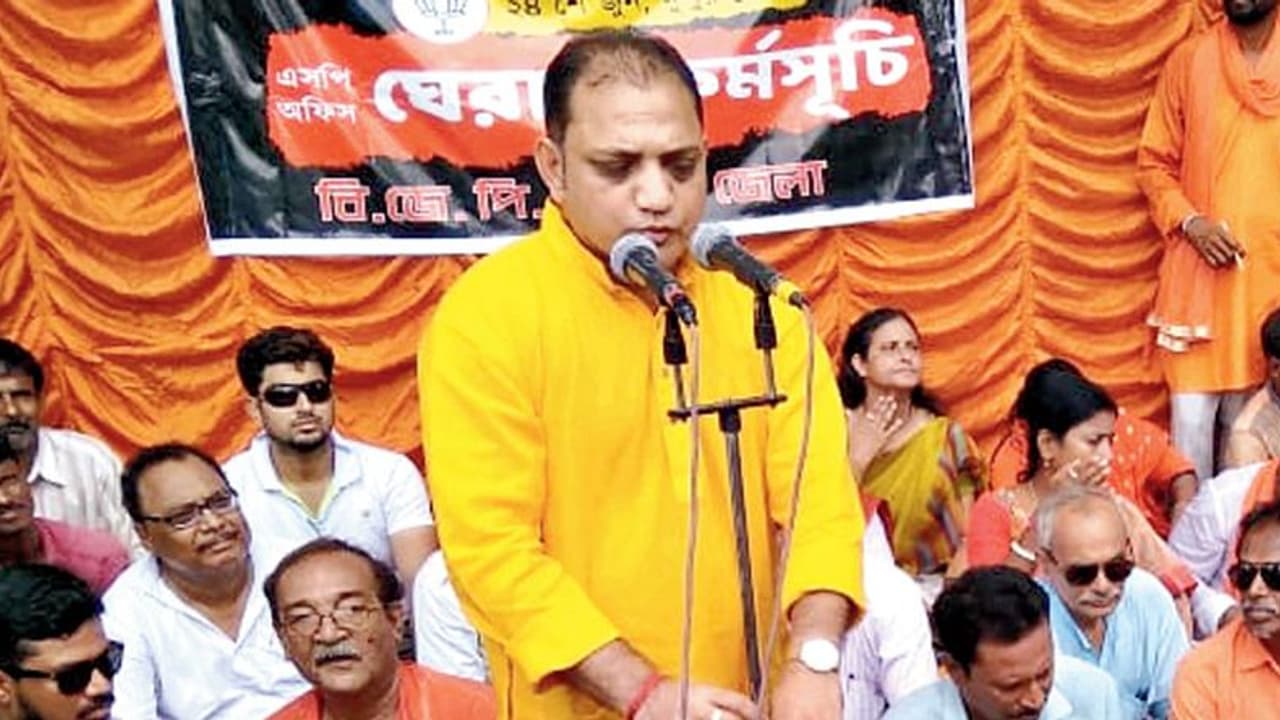 'আমাদের টেনশন দেবেন না, পেনশন বন্ধ হয়ে যাবে', পুলিশকে হুমকি বিজেপি নেতা রাজুর 'আমাদের টেনশন দেবেন না, পেনশন বন্ধ হয়ে যাবে', পুলিশকে হুমকি বিজেপি নেতা রাজুর