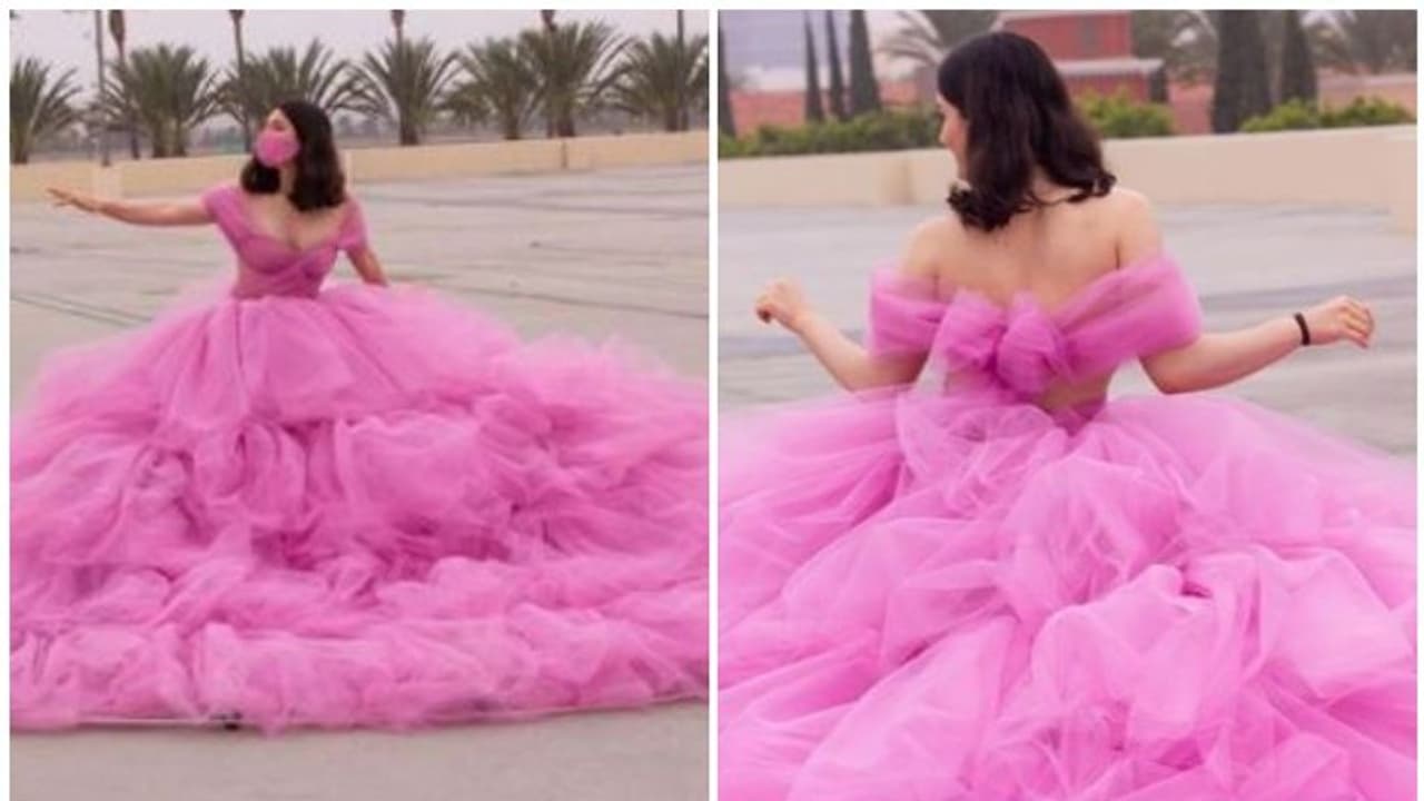 ഈ മനോഹരമായ ഗൗണിന് ഒരു പ്രത്യേകതയുണ്ട്, എന്താണെന്നല്ലേ...? ഈ മനോഹരമായ ഗൗണിന് ഒരു പ്രത്യേകതയുണ്ട്, എന്താണെന്നല്ലേ...?