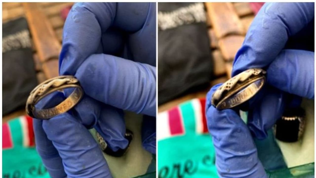 അപകടത്തില്പ്പെട്ട അഭയാര്ത്ഥികളുടെ ബോട്ടില് നിന്ന് കിട്ടിയ വിവാഹമോതിരങ്ങളുടെ ഉടമസ്ഥരെ കണ്ടെത്തി അപകടത്തില്പ്പെട്ട അഭയാര്ത്ഥികളുടെ ബോട്ടില് നിന്ന് കിട്ടിയ വിവാഹമോതിരങ്ങളുടെ ഉടമസ്ഥരെ കണ്ടെത്തി