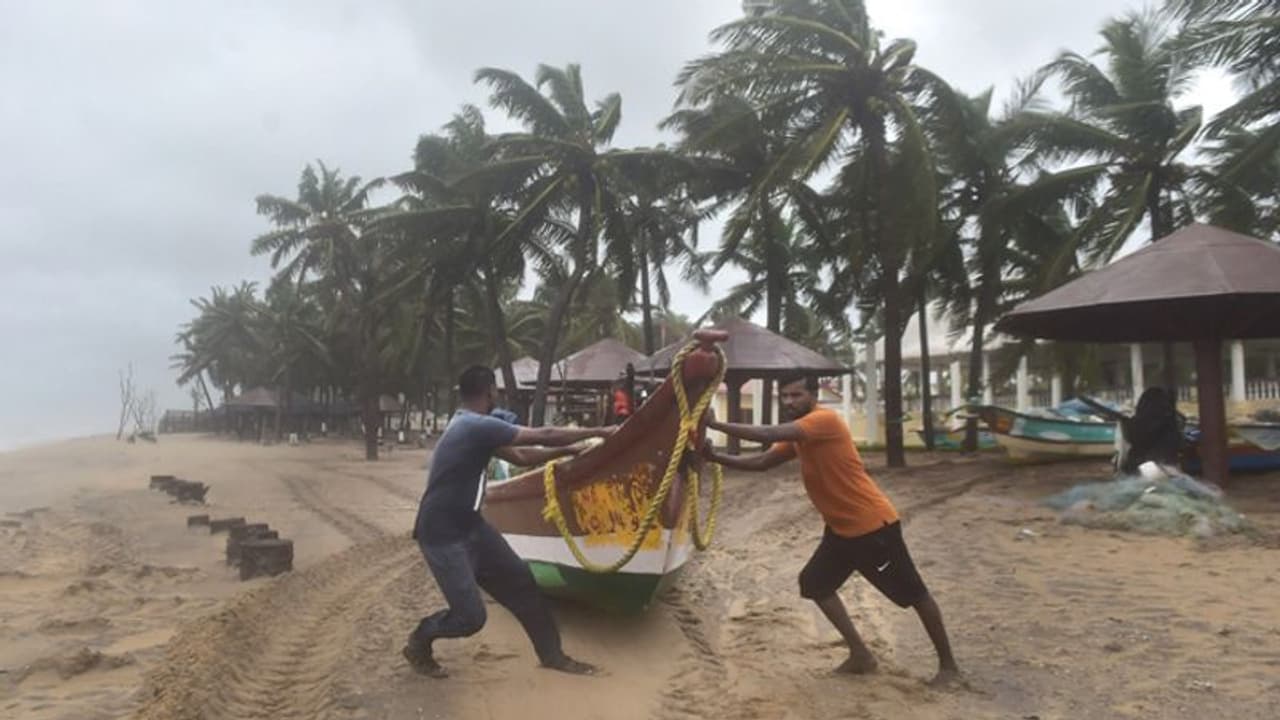 निवार तूफान: रात 11.30 बजे पुदुचेरी तमिलनाडु के समुद्र तट से टकराया, तेज बारिश और हवाएं चलीं निवार तूफान: रात 11.30 बजे पुदुचेरी तमिलनाडु के समुद्र तट से टकराया, तेज बारिश और हवाएं चलीं