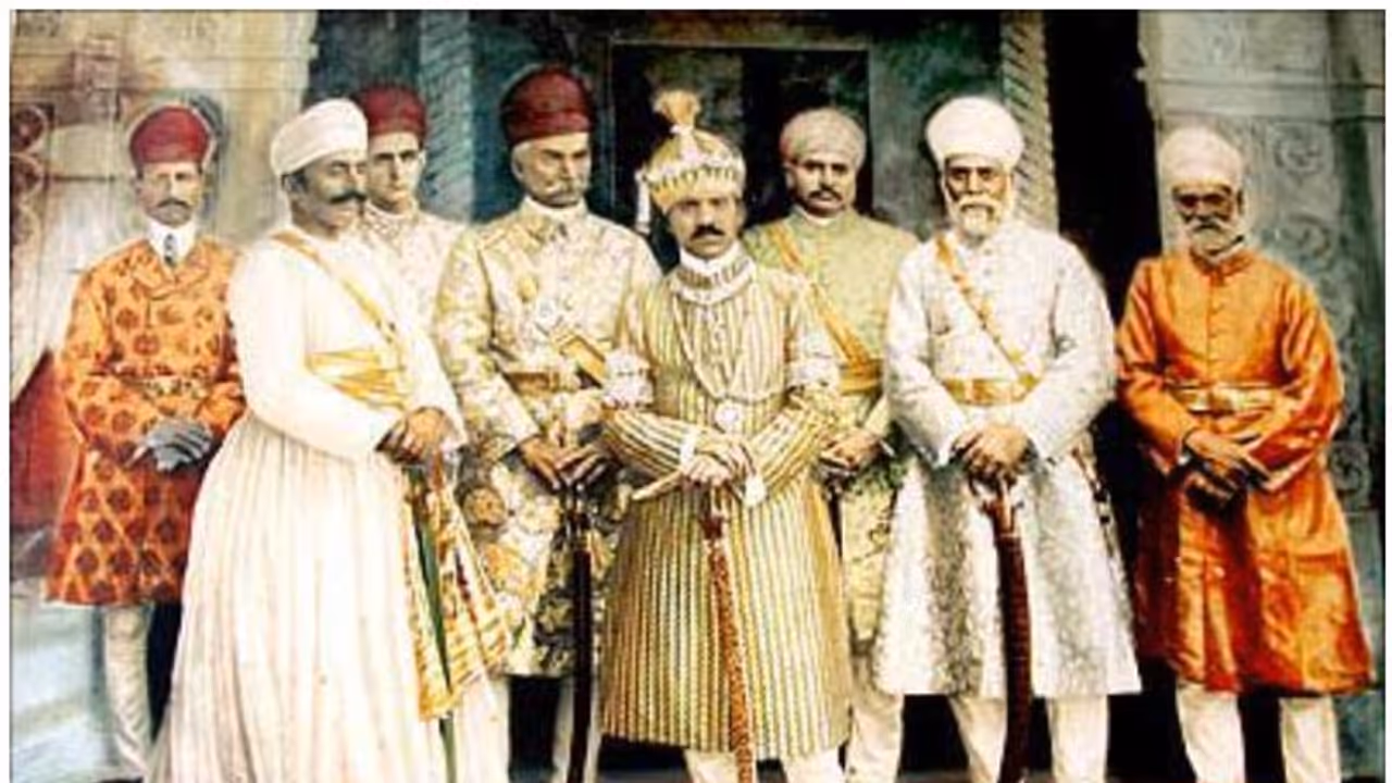 കൊട്ടാരത്തിൽ നിന്ന് കുടിലിലേയ്ക്ക് പടിയിറക്കപ്പെട്ട രാജകുടുംബങ്ങൾ... കൊട്ടാരത്തിൽ നിന്ന് കുടിലിലേയ്ക്ക് പടിയിറക്കപ്പെട്ട രാജകുടുംബങ്ങൾ...