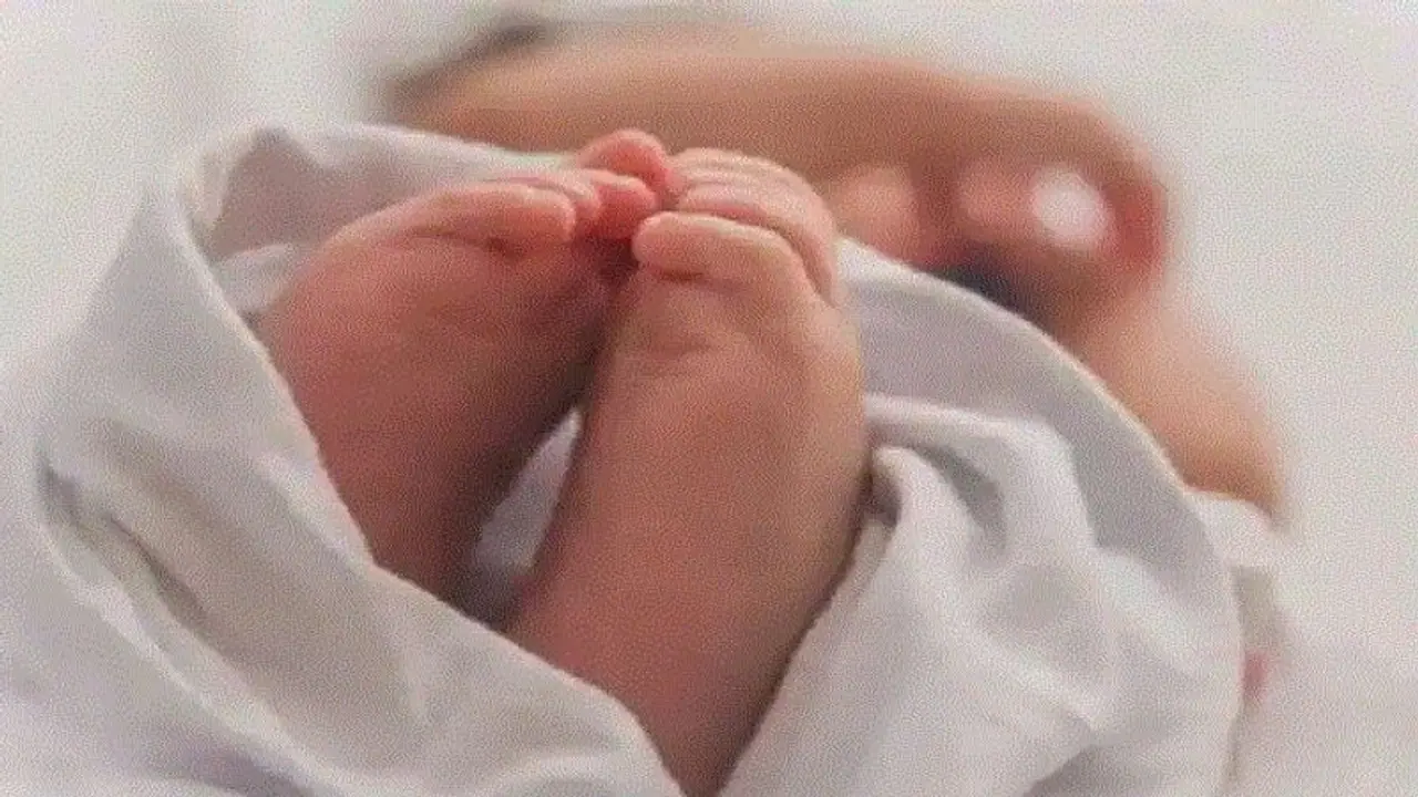 వైద్యుల నిర్లక్ష్యం.. కూర్చున్న చోటే ప్రసవించిన గర్భిణి.. !!