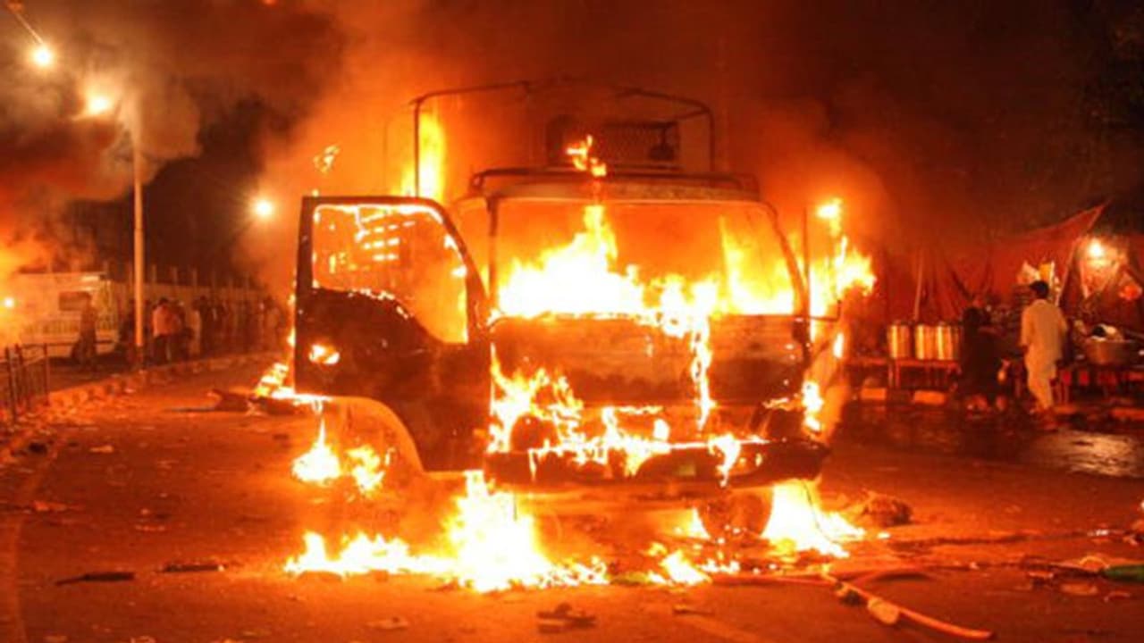 దాయాది దేశంలో పాకిస్తాన్ తాలిబాన్ ఆత్మాహుతి దాడి.. ఖండించిన పాక్ పీఎం ఇమ్రాన్ ఖాన్ దాయాది దేశంలో పాకిస్తాన్ తాలిబాన్ ఆత్మాహుతి దాడి.. ఖండించిన పాక్ పీఎం ఇమ్రాన్ ఖాన్