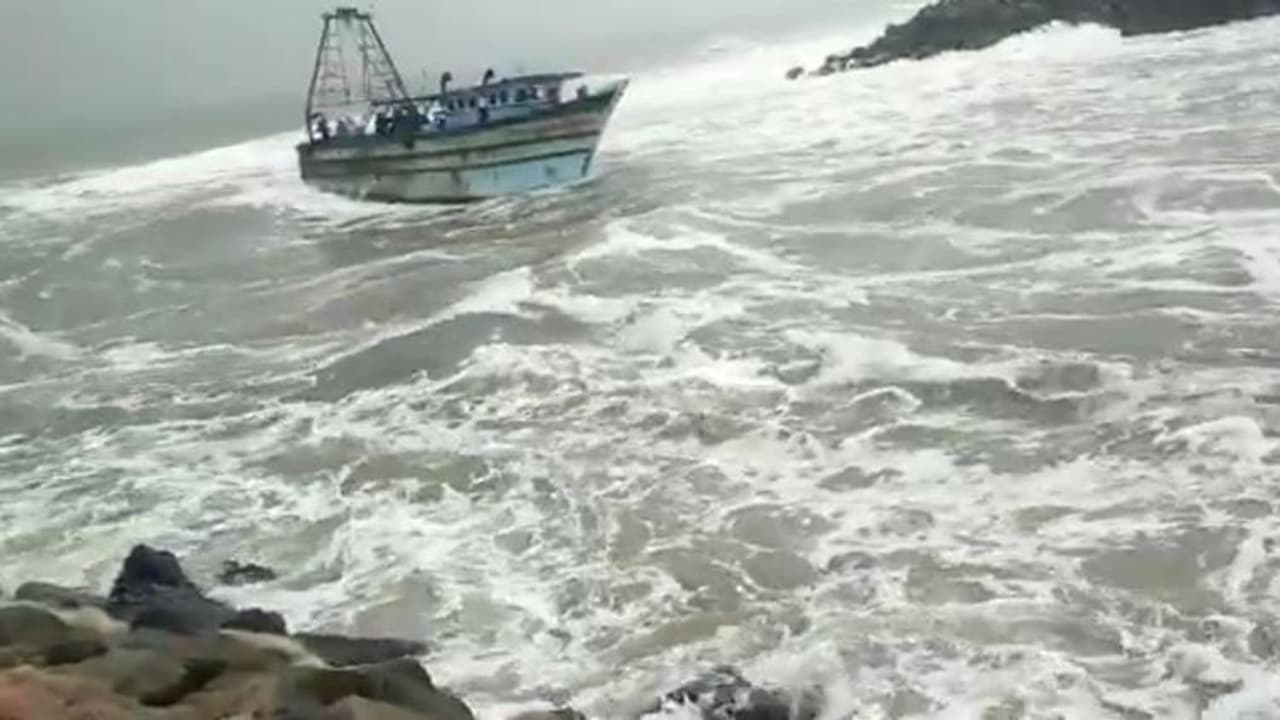 கோரத்தாண்டவமாடும் நிவர்... கடலுக்கு சென்ற மீனவர்கள் 32 பேரின் கதி என்ன..? கலங்கும் காரைக்கால்..! கோரத்தாண்டவமாடும் நிவர்... கடலுக்கு சென்ற மீனவர்கள் 32 பேரின் கதி என்ன..? கலங்கும் காரைக்கால்..!