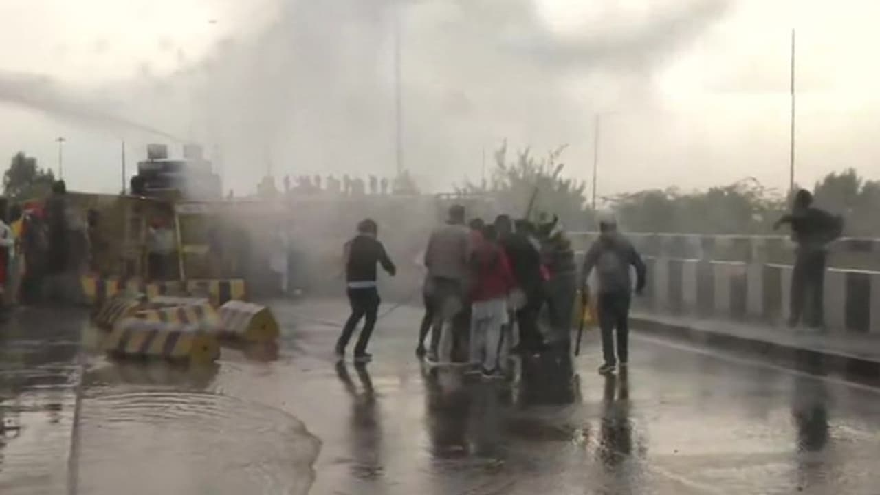 किसान दिल्ली चलो : अंबाला पटियाला बॉर्डर पर पहुंचे किसान, बैरिकेडिंग फेंकने पर पुलिस ने किया लाठीचार्ज