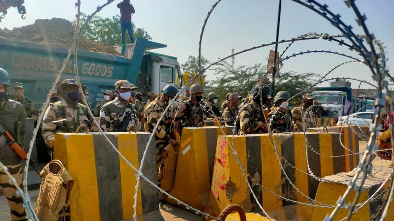 ദില്ലി ചലോ മാർച്ചിൽ നിന്ന് പിൻവാങ്ങാതെ കർഷകർ; സമരക്കാർ തലസ്ഥാനത്തേക്ക് ദില്ലി ചലോ മാർച്ചിൽ നിന്ന് പിൻവാങ്ങാതെ കർഷകർ; സമരക്കാർ തലസ്ഥാനത്തേക്ക്