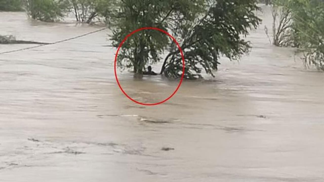 మోటారు కోసం వెళ్లి.. వాగులో చిక్కుకున్న రైతులు మోటారు కోసం వెళ్లి.. వాగులో చిక్కుకున్న రైతులు