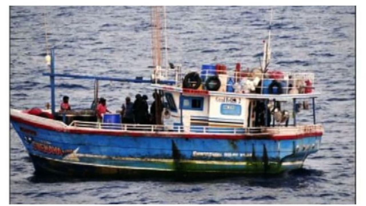 കന്യാകുമാരി തീരത്ത് മയക്ക് മരുന്ന് വേട്ട; കറാച്ചിയില് നിന്ന് കൊണ്ടുവന്ന ഹെറോയിനും ആയുധങ്ങളും പിടിച്ചെടുത്തു കന്യാകുമാരി തീരത്ത് മയക്ക് മരുന്ന് വേട്ട; കറാച്ചിയില് നിന്ന് കൊണ്ടുവന്ന ഹെറോയിനും ആയുധങ്ങളും പിടിച്ചെടുത്തു