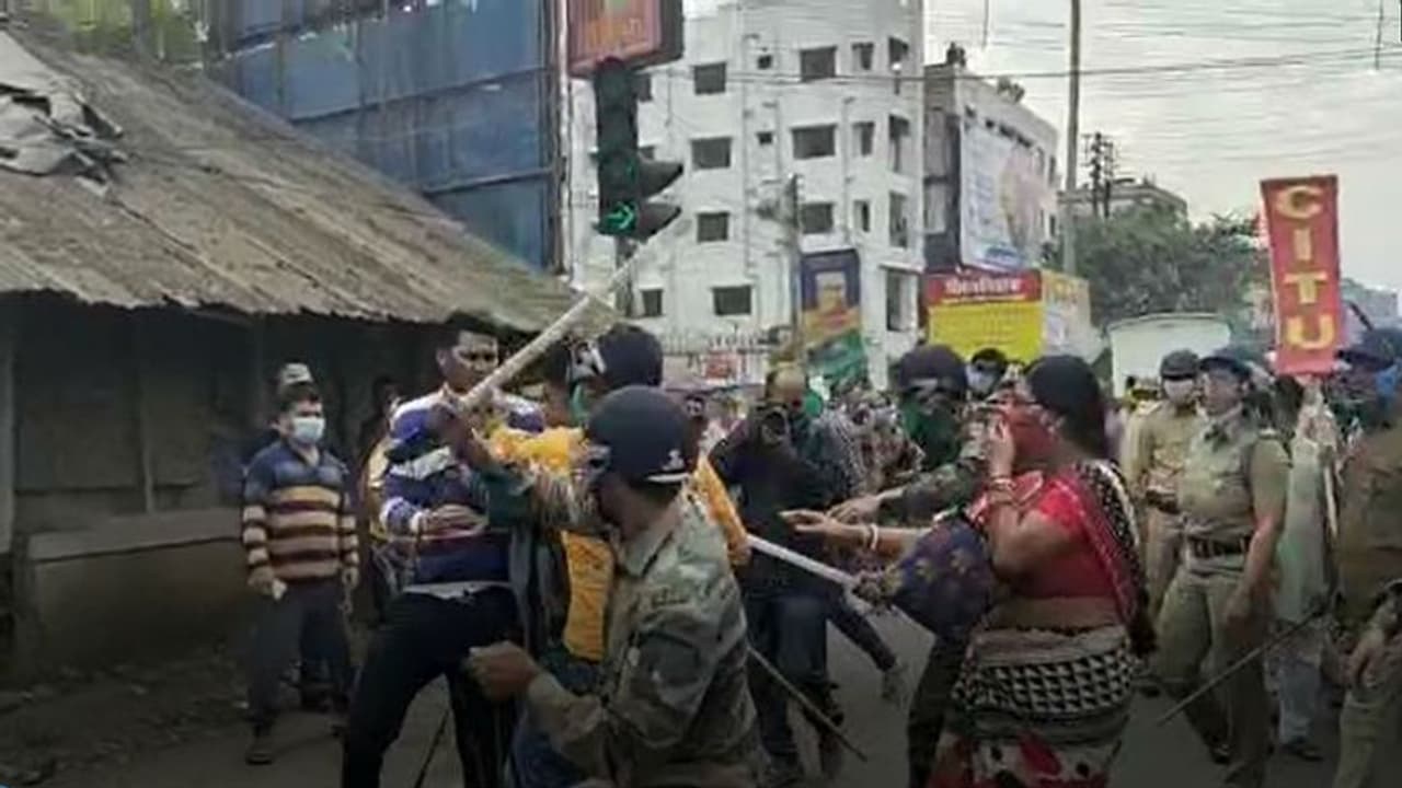 বনধ ঘিরে বাম কংগ্রেসকর্মীদের উপর পুলিশের লাঠি, রণক্ষেত্রের চেহারা নিল বারাসত বনধ ঘিরে বাম কংগ্রেসকর্মীদের উপর পুলিশের লাঠি, রণক্ষেত্রের চেহারা নিল বারাসত
