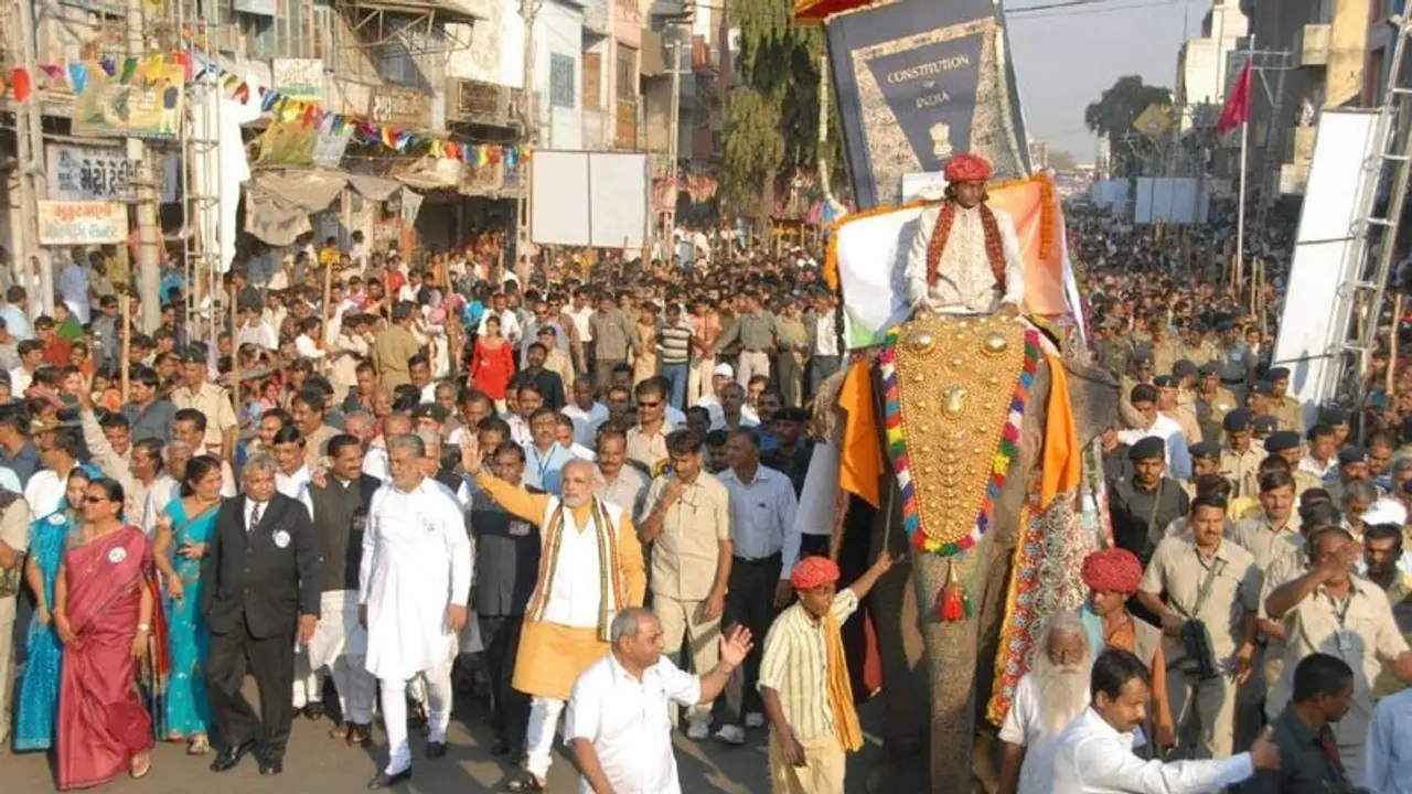 হাতির পিঠে সংবিধান, ১০ বছর আগে কীভাবে এক জৈন পণ্ডিত হয়েছিলেন নরেন্দ্র মোদীর অনুপ্রেব়ণা হাতির পিঠে সংবিধান, ১০ বছর আগে কীভাবে এক জৈন পণ্ডিত হয়েছিলেন নরেন্দ্র মোদীর অনুপ্রেব়ণা