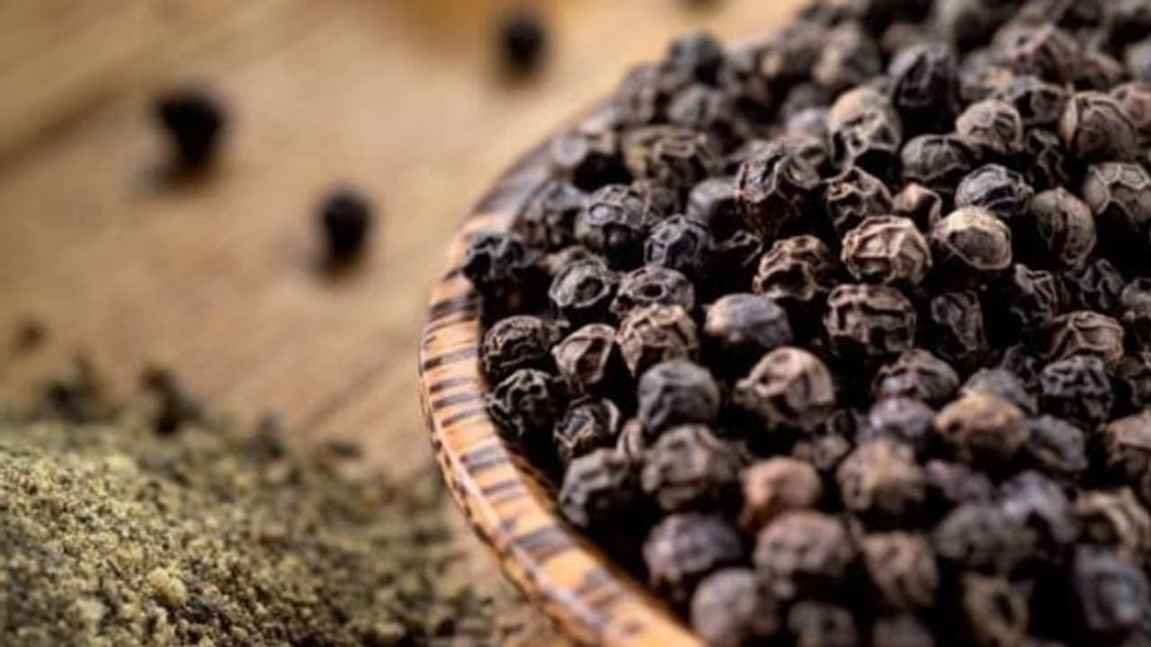 ബിപി കുറയ്ക്കാന് കുരുമുളകിട്ട ചായ? അറിയാം... ബിപി കുറയ്ക്കാന് കുരുമുളകിട്ട ചായ? അറിയാം...