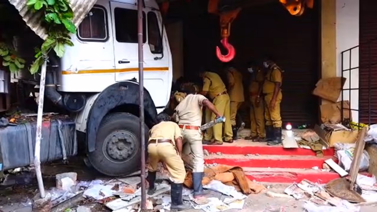 കരുനാഗപ്പള്ളിയിൽ നിയന്ത്രണം വിട്ട കണ്ടെയ്നർ ലോറി കടത്തിണ്ണയിലേക്ക് പാഞ്ഞ് കയറി ഒരു മരണം കരുനാഗപ്പള്ളിയിൽ നിയന്ത്രണം വിട്ട കണ്ടെയ്നർ ലോറി കടത്തിണ്ണയിലേക്ക് പാഞ്ഞ് കയറി ഒരു മരണം