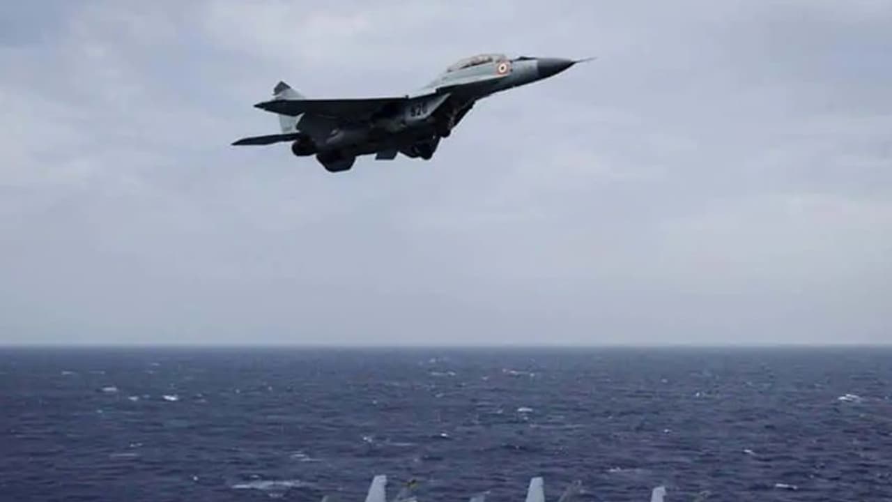 अरब सागर में गिरा भारतीय नौसेना का मिग 29 K, एक पायलट का रेस्क्यू किया गया, दूसरा गायब तलाश जारी