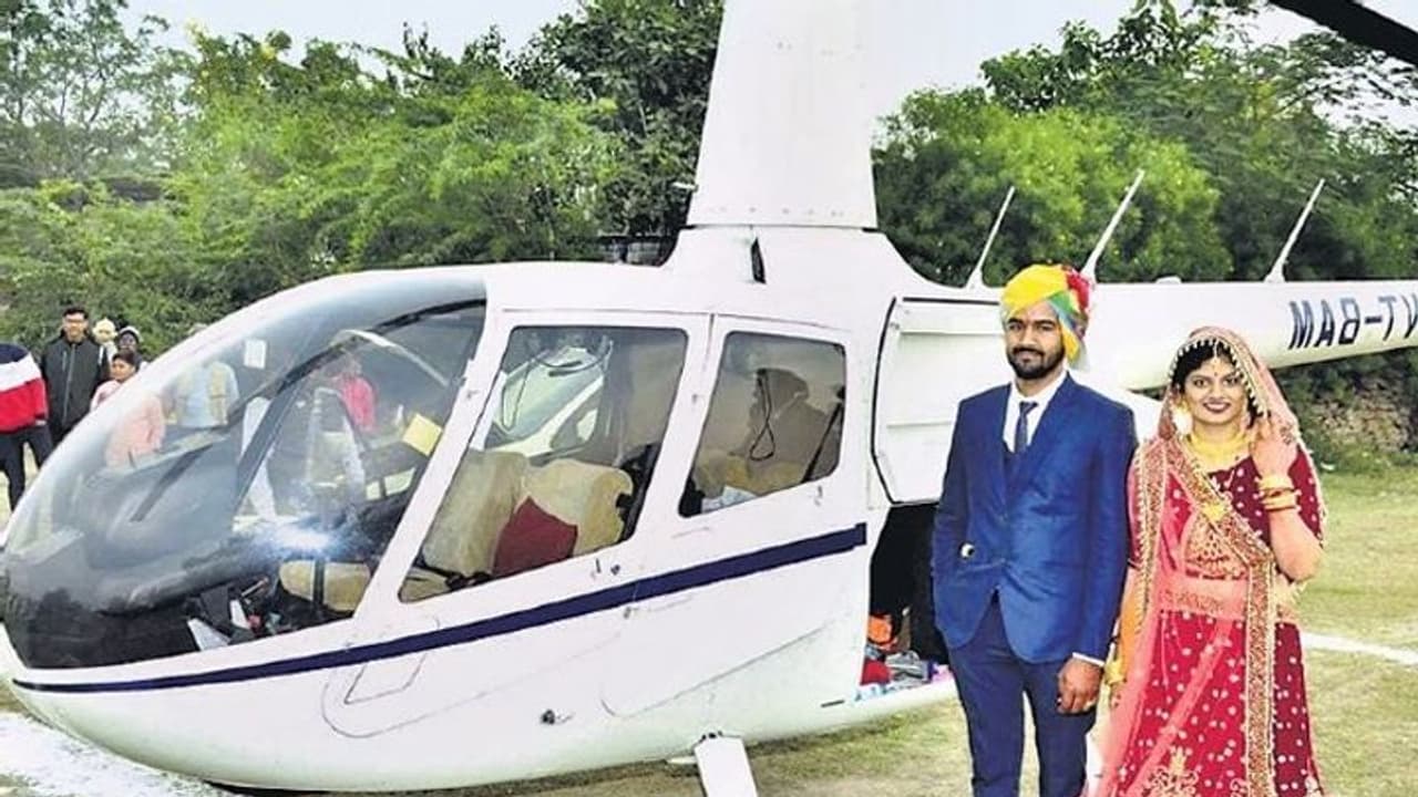100 साल की दादी की इच्छा पूरी करने दो भाइयों ने की अनोखी शादी, हेलीकॉप्टर से ले आए दुल्हन 100 साल की दादी की इच्छा पूरी करने दो भाइयों ने की अनोखी शादी, हेलीकॉप्टर से ले आए दुल्हन
