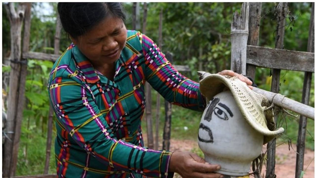 കൊറോണ വൈറസിനെ ഓടിക്കാൻ കോലങ്ങൾ നാട്ടുന്ന ​ഗ്രാമങ്ങൾ!