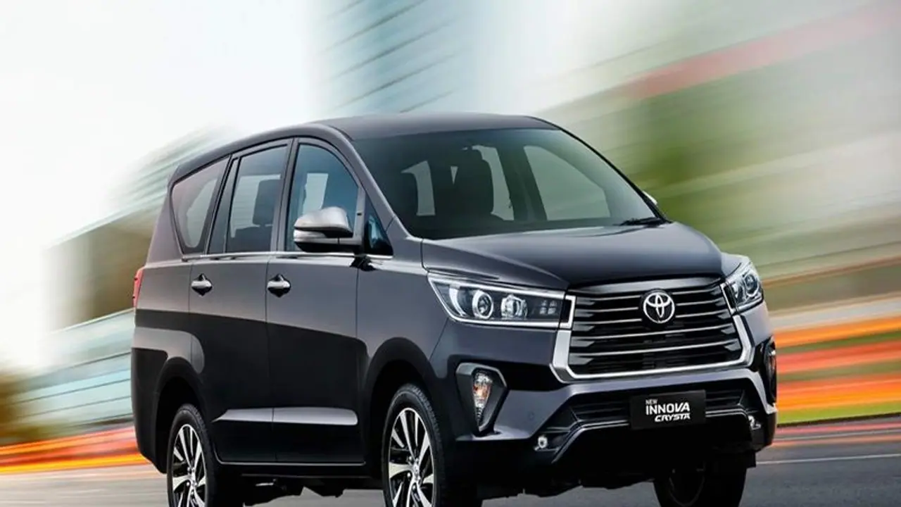Innova Crysta price 2022 : കൂട്ടിയും കിഴിച്ചും ടൊയോട്ട, വരുന്നൂ വീട്ടുമുറ്റങ്ങളിലേക്ക് പുതിയ ഇന്നോവകള്‍
