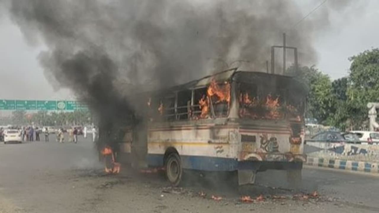 West Bengal: Fire breaks out in moving bus