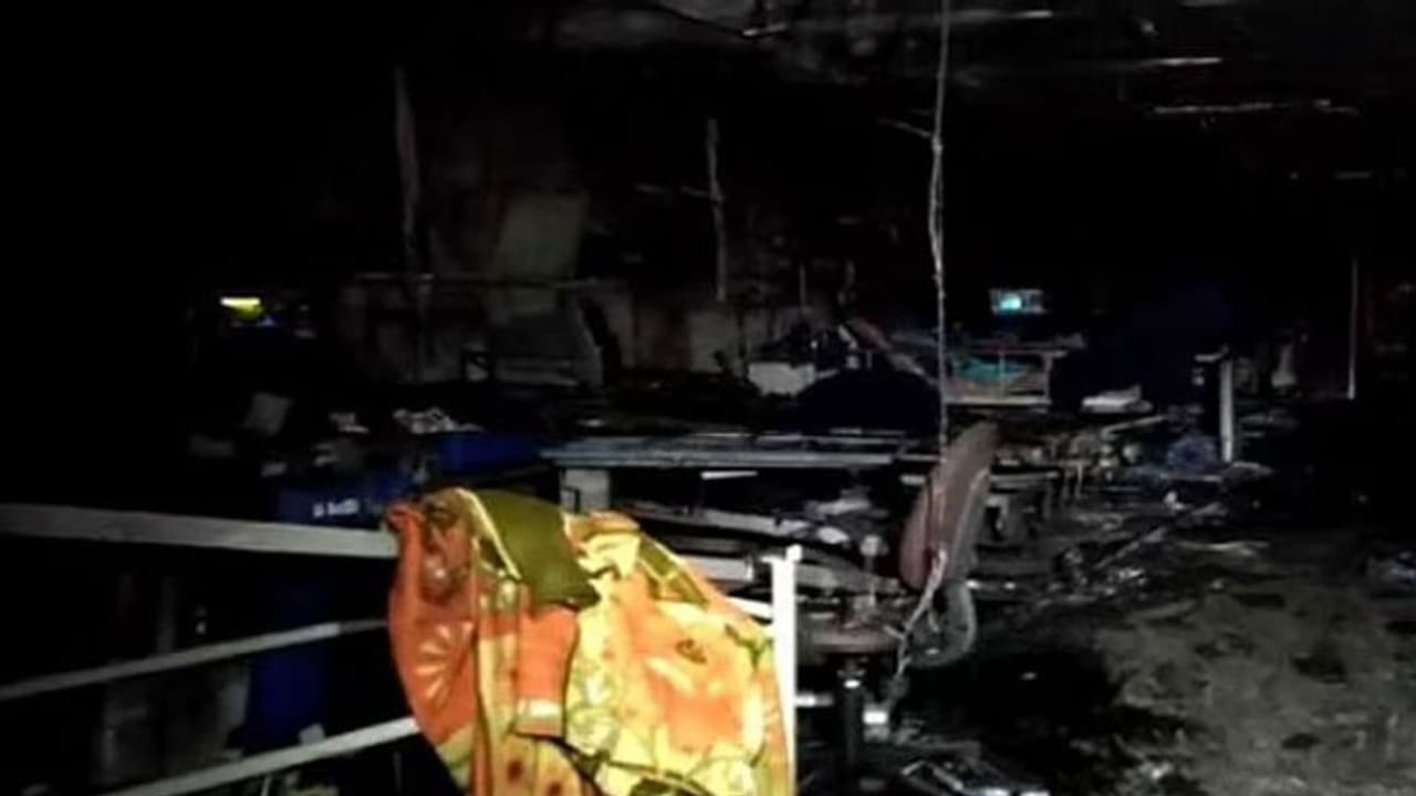 பயங்கரம்... கொரோனா சிகிச்சை மருத்துவமனையில் திடீர் தீ விபத்து... 5 பேர் உடல்கருகி உயிரிழப்பு..! பயங்கரம்... கொரோனா சிகிச்சை மருத்துவமனையில் திடீர் தீ விபத்து... 5 பேர் உடல்கருகி உயிரிழப்பு..!