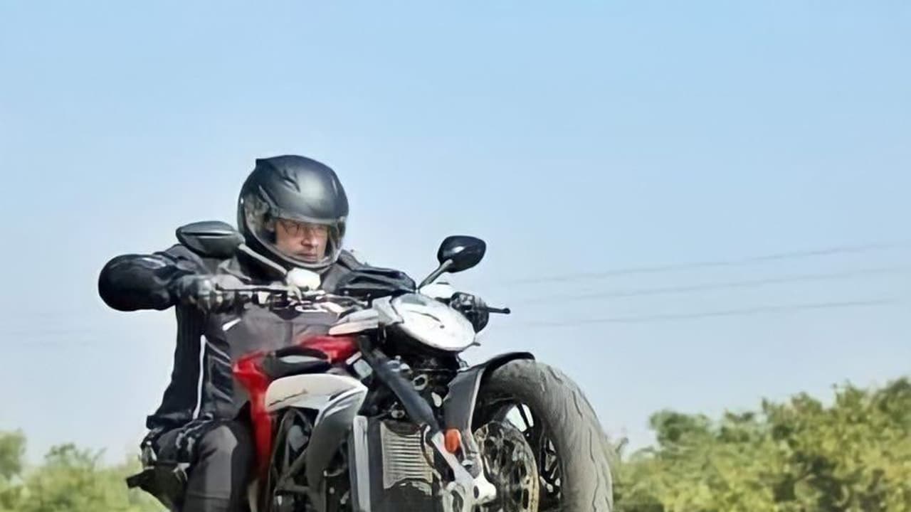 'வலிமை' படத்தில் அவுட் ஸ்டாண்டிங் ஆக்ஷன் காட்சியில் கெத்துக்காட்டிய தல! பிரபல நடிகர் ஓபன் டாக்! 'வலிமை' படத்தில் அவுட் ஸ்டாண்டிங் ஆக்ஷன் காட்சியில் கெத்துக்காட்டிய தல! பிரபல நடிகர் ஓபன் டாக்!