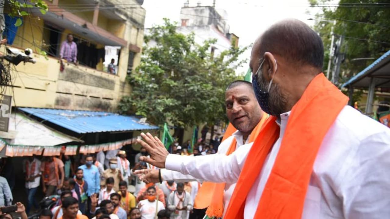 కొండా సవాల్కి బండి సై: ప్రజా సంగ్రామయాత్ర తర్వాత ఎక్కడికైనా వస్తా కొండా సవాల్కి బండి సై: ప్రజా సంగ్రామయాత్ర తర్వాత ఎక్కడికైనా వస్తా